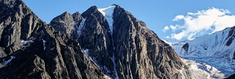 Hike from Nyabitaba Hut to John Maate Camp at 3505m asl